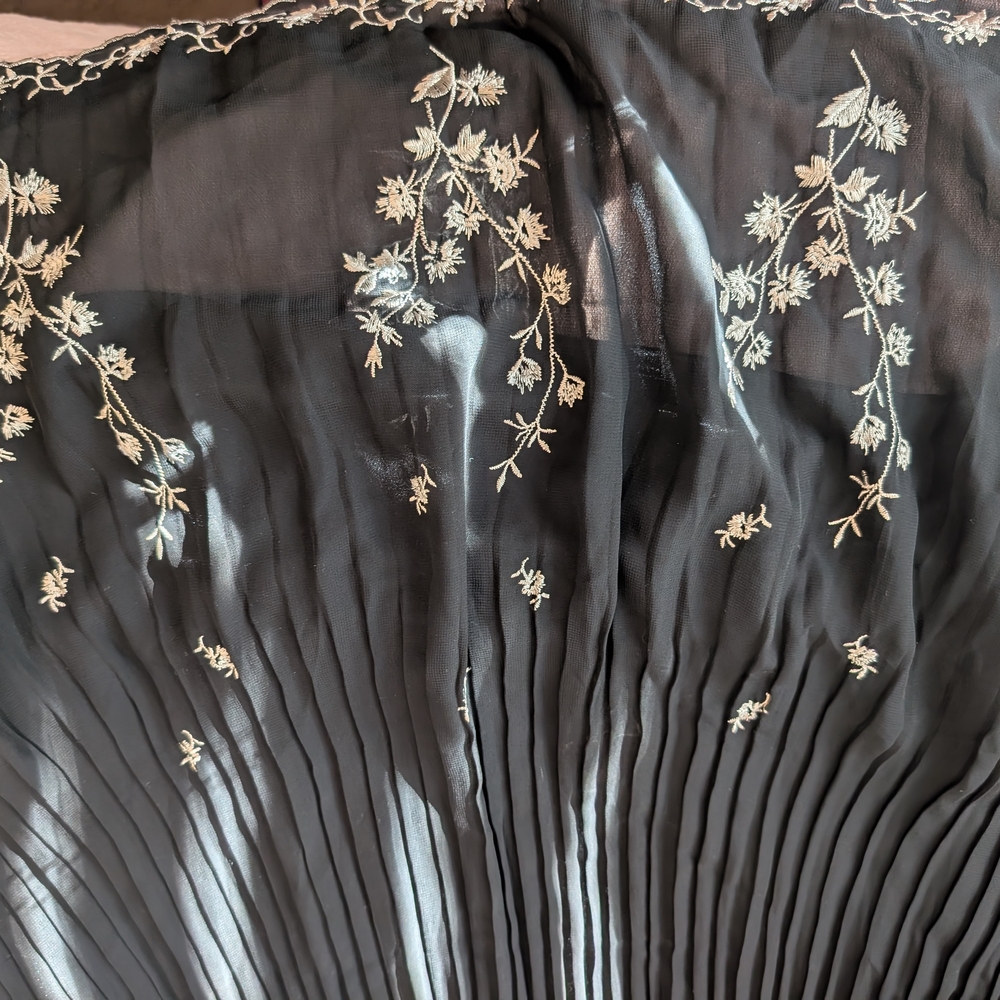 Elegant Black Midi Dress with Floral Details - Picture 4 of 4